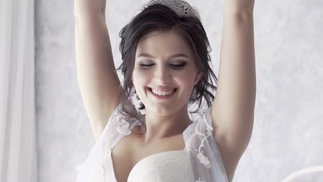 Junge-Lächelnde-Brünette-Braut-In-Spitzenhülle-Wirft-Kissen