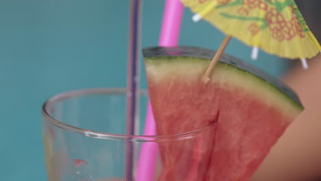 Mädchen-Hält-Glas-Mit-Gelbem-Getränkeschirm-In-Wassermelone