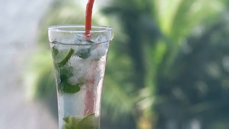 lime-slice-falls-down-of-glass-edge-with-mojito-cocktail