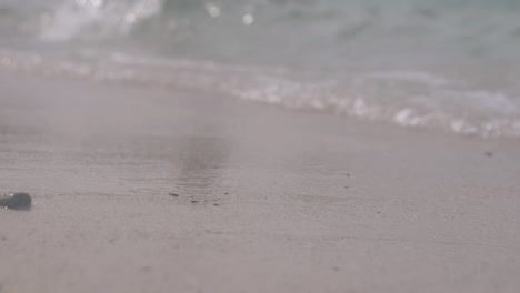 Transparentes-Meerwasser-Rollt-Ruhig-Am-Strand-Und-Bildet-Wellen