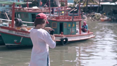 Touristin-Schießt-Fischerboote-Am-Telefon,-Rückansicht