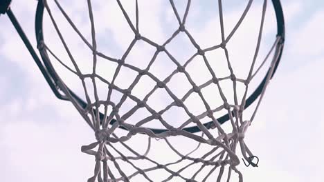 Wir-Werfen-Den-Ball-Am-Basketballkorb-Vorbei-In-Zeitlupe-Gegen-Den-Himmel