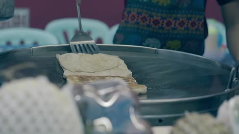 Mann-Kocht-Traditionelles-Thailändisches-Essen-Und-Dreht-Sich-In-Der-Pfanne-Um