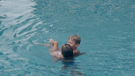 Kleines-Mädchen-Im-Badeanzug-Und-Blonder-Junge-Haben-Spaß-Im-Poolwasser