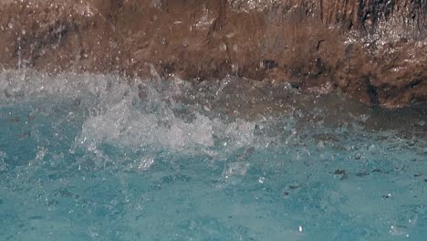 Saubere-Blaue-Wasserstrahlen-Fallen-Vom-Künstlichen-Wasserfall-Herab