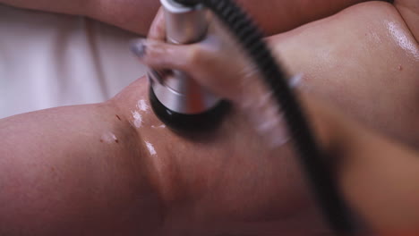 Kosmetologe-Verwendet-Werkzeug,-Um-Vibromassage-Für-Eine-Pralle-Dame-Durchzuführen