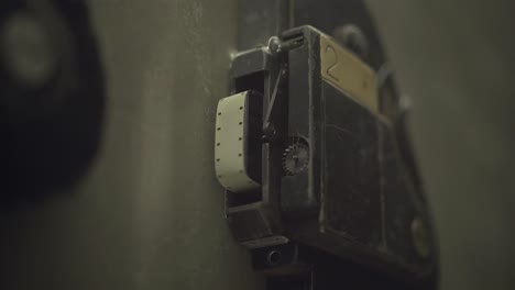 Alte-16-mm-Kameras-An-Der-Wand-Befestigt