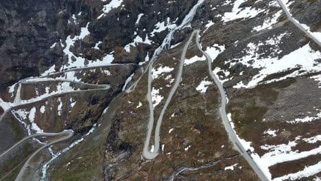 Famosa-Carretera-Trollstigen,-Cascada-Stigfossen,-Noruega,-Antes-De-La-Apertura-De-Primavera