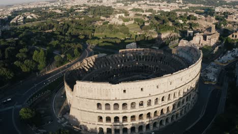 Aufsteigende-Luftaufnahme-Des-Kolosseums-Von-Rom-Im-Aufgehenden-Sonnenlicht