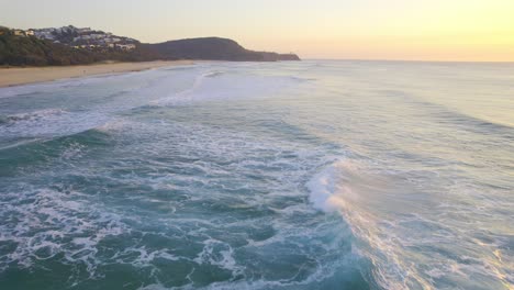 Meereswellen-Am-Sunshine-Beach-Bei-Sonnenaufgang---Surfspot-In-Noosa,-Queensland,-Australien