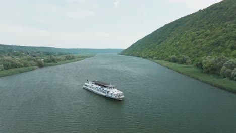 El-Barco-Flota-Lentamente-En-Medio-Del-Río-En-Un-Lado-De-La-Montaña-Avanzando-Llevando-A-Turistas-Juntos-Similar-Al-Amazonas