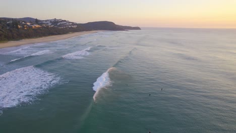 Surfer-Surfen-Am-Sunshine-Beach-Bei-Sonnenaufgang-In-Noosa,-Queensland,-Australien