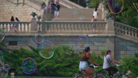 Stunning-video-of-soapy-bubbles-float-through-the-air,-creating-a-magical-atmosphere-in-Parc-de-la-Ciutadella