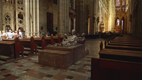 Interior-De-La-Catedral-Metropolitana-De-Los-Santos-Vito,-Wenceslao-Y-Adalberto,-Una-Catedral-Metropolitana-Católica-Romana-En-Praga,-República-Checa