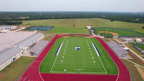 Luftaufnahmen-Der-Highschool-Laufbahn-Und-Des-Fußballstadions-Von-Lampasas-In-Lampasas,-Texas