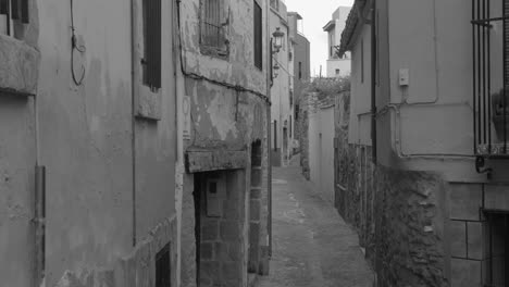 Monochromatische-Ansicht-Der-Traditionellen-Engen-Gassen-In-Der-Historischen-Stadt-Sagunto,-Provinz-Valencia,-Spanien