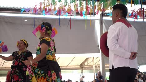 Zeitlupenaufnahme-Von-Männern-Und-Frauen,-Die-In-Traditionellen-Kostümen-In-Der-Guelaguetza-Tanzen