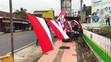 Verkäufer-Der-Indonesischen-Flagge-In-Den-Vororten-Der-Stadt,-Zeitlupenansicht