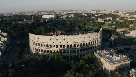 Umlaufende-Luftaufnahme-Des-Kolosseums-Von-Rom,-Der-Heimat-Der-Gladiatoren