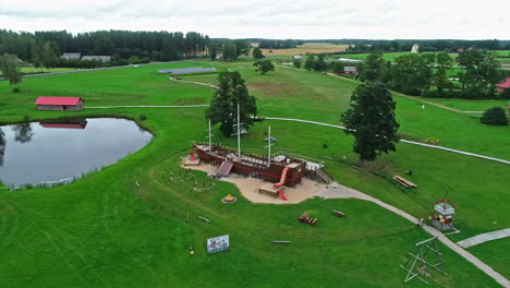 Acercamiento-Aéreo-Al-Museo-Mundial-De-Munchausen-En-Un-Idílico-Paisaje-Letón