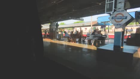 El-Tren-Que-Sale-De-La-Estación-De-Tren-De-Gwalior-Muestra-La-Vista-De-La-Estación-Desde-La-Ventana.