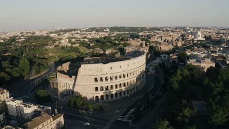 Vista-Aérea-Empujando-Hacia-El-Coliseo-De-Roma-Cerca-Del-Atardecer