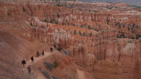 Tourist-and-Hikers-Walking-on-Path-in-Bryce-Canyon-National-Park,-Utah-USA,-Wide-Lookout-View