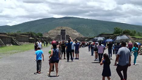 Toma-En-Cámara-Lenta-De-Turistas-Caminando-Hacia-Las-Increíbles-Pirámides-De-Teotihuacán.