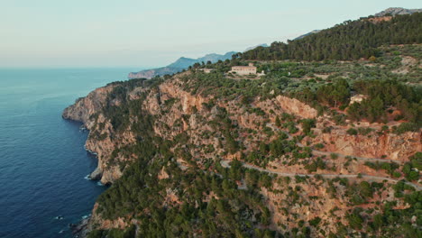Volando-Hacia-Las-Escarpadas-Montañas-De-Port-De-Soller-En-Mallorca,-España
