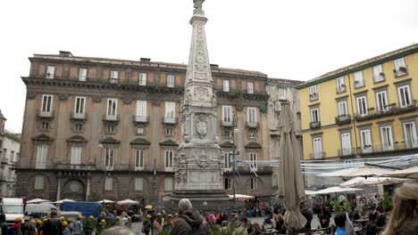 El-Obelisco-De-San-Domenico-En-La-Piazza-San-Domenico-En-Nápoles-Con-Gente-Visitando