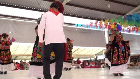 Zeitlupenaufnahme-Von-Frauen-Und-Männern,-Die-Gemeinsam-In-Traditioneller-Kleidung-Auf-Der-Guelaguetza-Tanzen