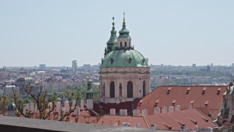 Atemberaubendes-Panorama-Der-Prager-Altstadt-Mit-Der-Berühmten-Prager-Burg-In-Der-Tschechischen-Republik