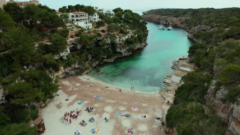 Vista-Aérea-De-Turistas-En-La-Playa-De-Cala-Pi-En-Mallorca,-España.