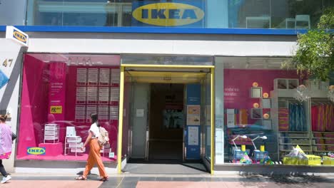 Los-Peatones-Pasan-Por-La-Tienda-De-La-Empresa-Sueca-De-Muebles-Ikea-En-España