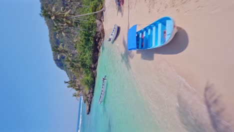 Drohnen-FPV-Aus-Der-Luft-Am-Strand-Von-Playa-Madama-In-Samana-Las-Galeras,-Dominikanische-Republik_vertikale-Aufnahme