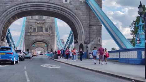 Verkehr-Und-Fußgänger-Auf-Der-London-Tower-Bridge-An-Ruhigen-Sommertagen