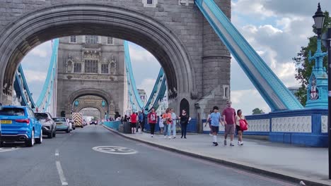 Tráfico-Y-Peatones-En-El-Tower-Bridge-De-Londres-Durante-Los-Tranquilos-Días-De-Verano.