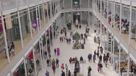 Visitantes-Y-Turistas-En-El-Interior-Del-Museo-Nacional-De-Escocia,-Edimburgo