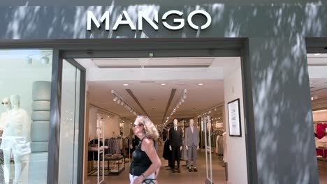 Compradores-Y-Peatones-Pasan-Por-La-Tienda-De-Mango-De-La-Marca-De-Ropa-Multinacional-Española-En-España