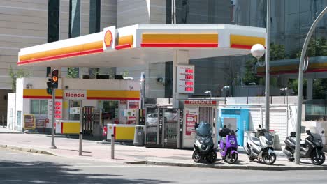 Los-Vehículos-Circulan-Por-El-Grupo-Global-De-Empresas-Energéticas-Y-Petroquímicas,-La-Compañía-Petrolera-Shell,-La-Estación-De-Gas-Y-Petróleo-En-España.