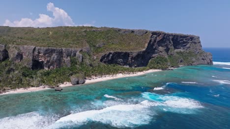 Drohnenansicht-Des-Fronton-Beach-Mit-Blauer-Farbe-In-Las-Galeras-Samana,-Dominikanische-Republik