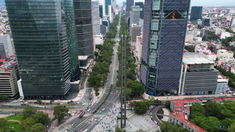 Blick-Auf-Die-Skyline:-Dröhnen-über-Dem-Paseo-De-La-Reforma-In-Mexiko-Stadt,-Mexiko