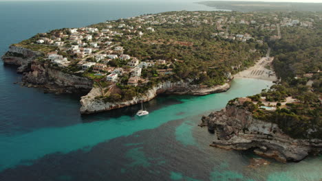 Luftaufnahme-Des-Strandes-Und-Resorts-Cala-Llombards-Im-Sommer-Auf-Mallorca,-Spanien