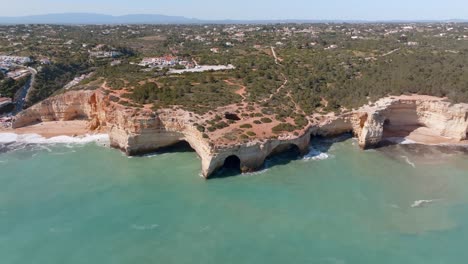 Meereshöhlen-Von-Benagil,-Algarve,-Portugal,-Weitwinkelpanorama-Aus-Der-Luft