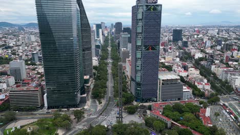 Vuelo-Sobre-El-Distrito-Financiero-Paseo-De-La-Reforma,-Avenida-Con-Rascacielos-En-La-Ciudad-De-México,-Se-Puede-Ver-La-Torre-Mayor,-Torre-Reforma,-Torre-Bbva,-Torre-Chapultepec-Uno,-Ciudad-De-México,-México