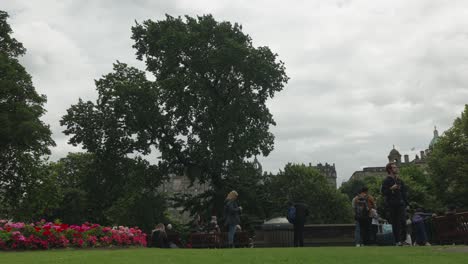 Niños-Y-Adultos-Disfrutando-De-Un-Día-En-Princess-Street-Gardens-De-Edimburgo.