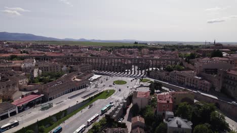 Wide-aerial-view-of-iconic-aqueduct-in-Segovia,-breathtaking-vista