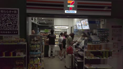 Tienda-De-Conveniencia-7-eleven,-Una-Cadena-Internacional-Estadounidense-De-Tiendas-De-Conveniencia-De-Propiedad-Japonesa