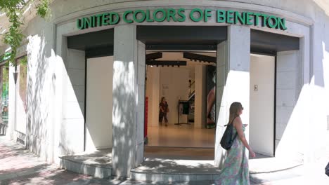 Fußgänger-Gehen-Am-Store-Der-Italienischen-Modemarke-United-Colors-Of-Benetton-In-Spanien-Vorbei