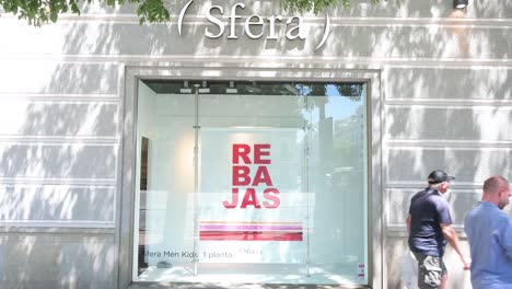 Los-Peatones-Pasan-Por-La-Tienda-De-Fabricación-De-Ropa-Española-Y-Marca-Sfera-En-España